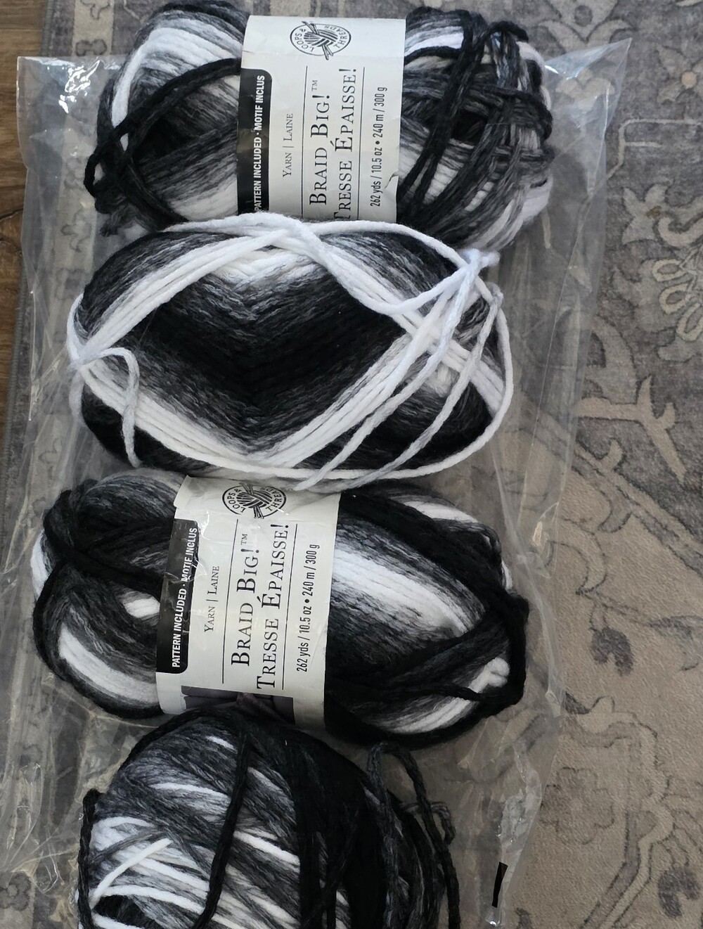 Braid Big Ombré Yarn - Black Gray And White